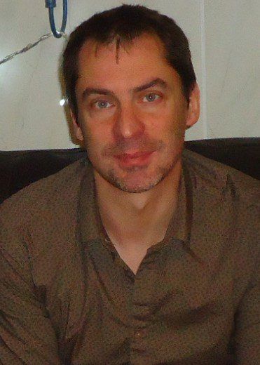Christophe Meseure est né en 1972 à Dunkerque. Ingénieur de formation, il s’est passionné tardivement pour l’écriture, à l’approche de ses 40 ans. Après deux romans édités, il tente l’expérience des concours de nouvelles qu'il gagne plusieurs fois.