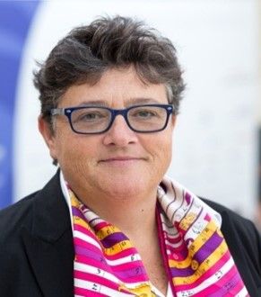 CLAIR VALROZ a travaillé plus de 35 ans dans l’assurance et le monde de la Pharma pendant plus de douze ans. En 2020 elle a décidé de mêler ses deux passions - l’assurance et les polars. Son premier roman UNE MORT ASSURÉE sera bientôt disponible..